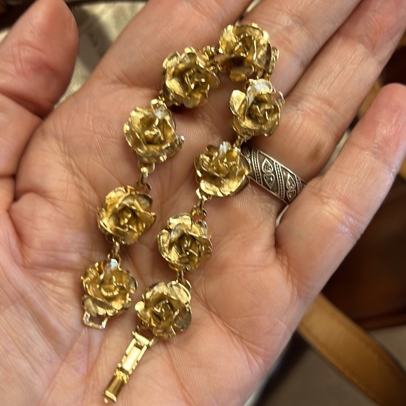 BEAUTIFUL ROSE BLOOMS GOLD BRACELET - Picture 8 of 10